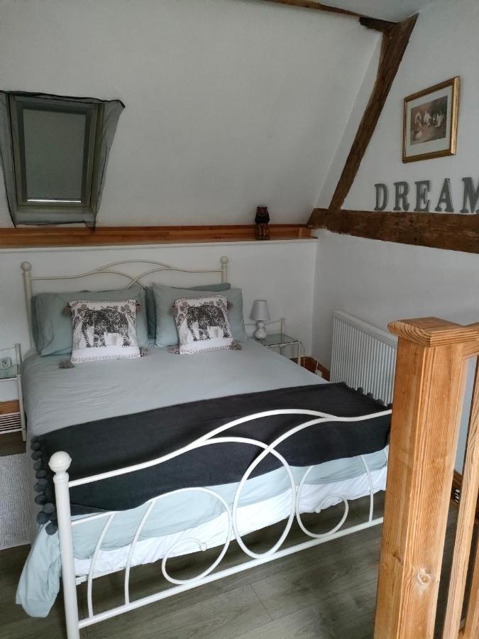 Les Petits Champs Apartment Buais-les-Monts Bagian luar foto