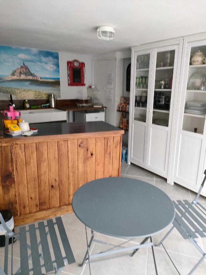 Les Petits Champs Apartment Buais-les-Monts Bagian luar foto
