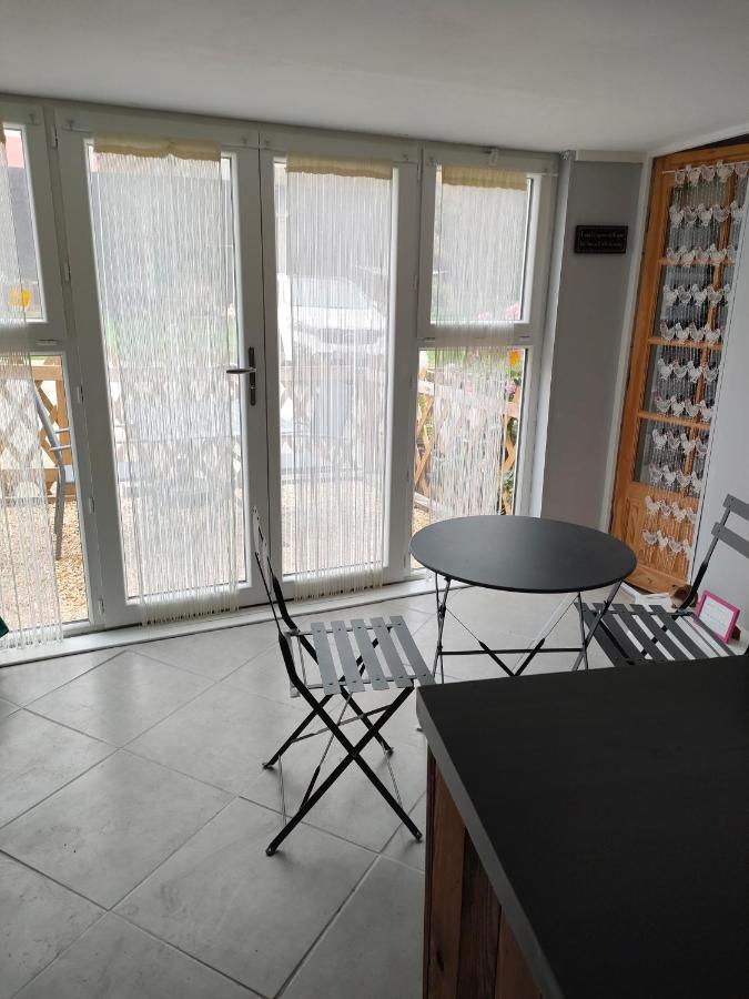 Les Petits Champs Apartment Buais-les-Monts Bagian luar foto
