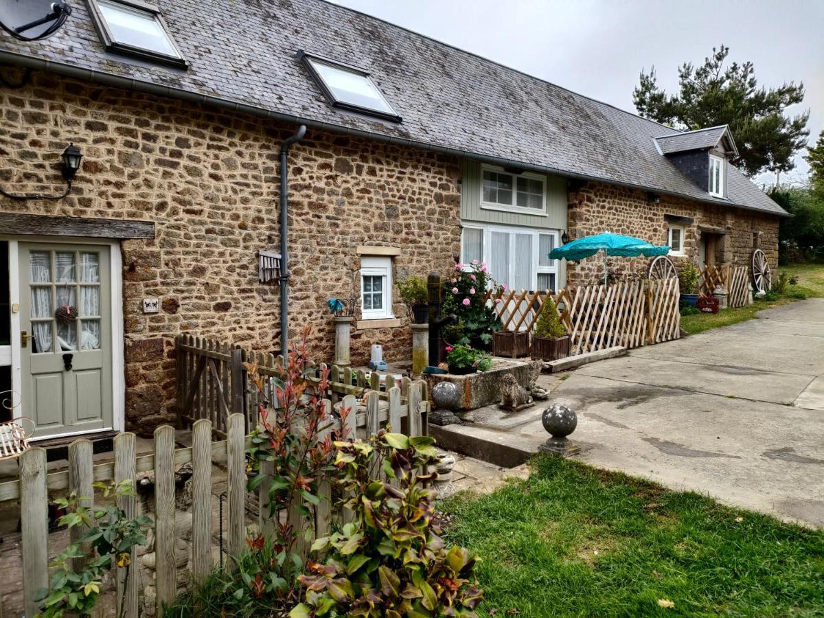 Les Petits Champs Apartment Buais-les-Monts Bagian luar foto